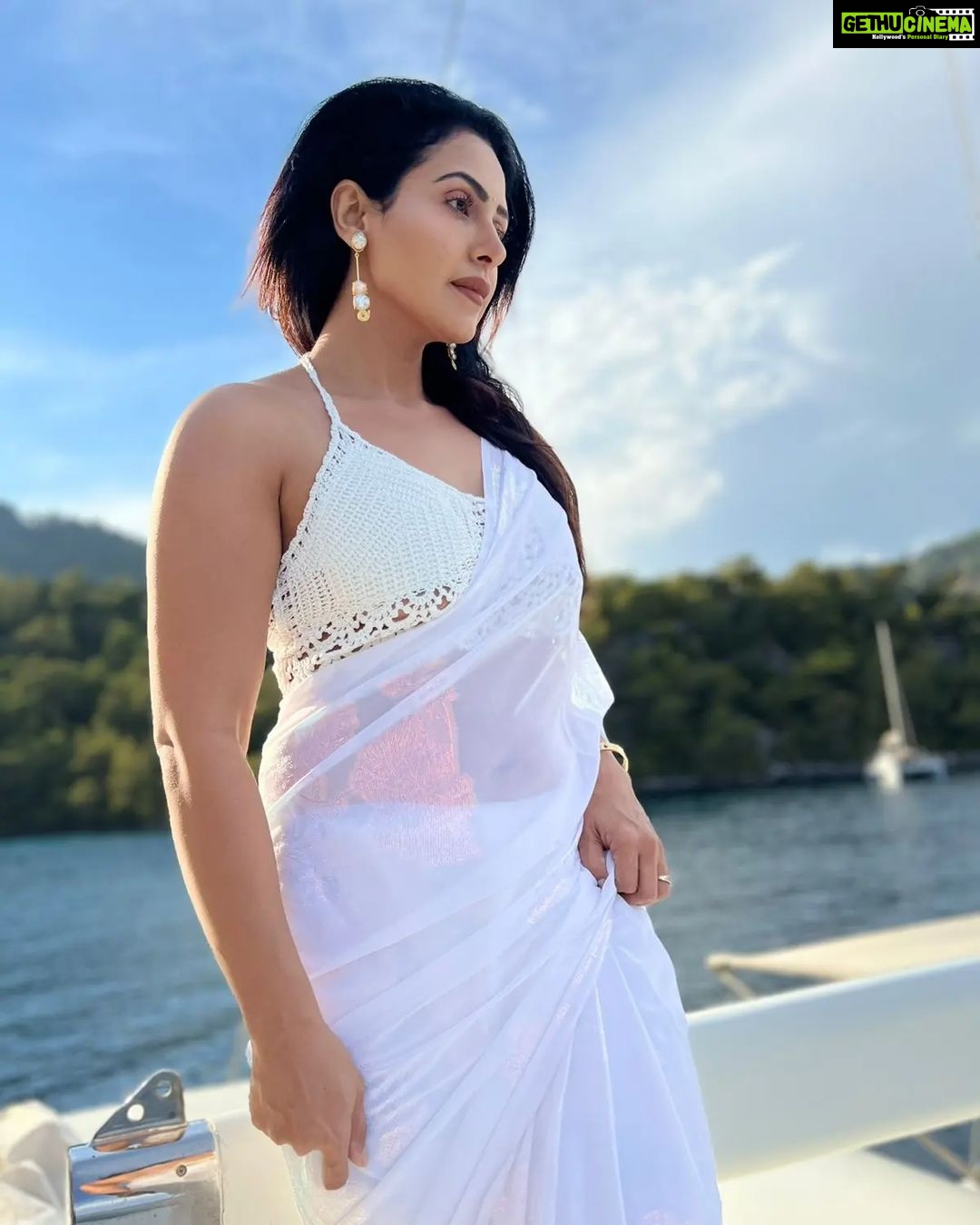 Nandini Rai Instagram - Nature always heals.... #saree #boat #healthy İstanbul Turkey