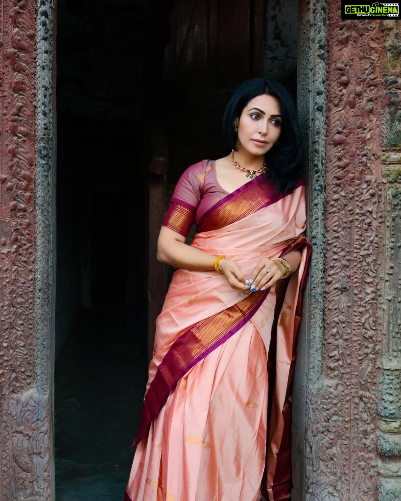 Nandini Rai Instagram - చీర అనేది కేవలం వేషధారణ మాత్రమే కాదు, అది ఒక భావోద్వేగం. #love #photooftheday #photography #emotions #saree