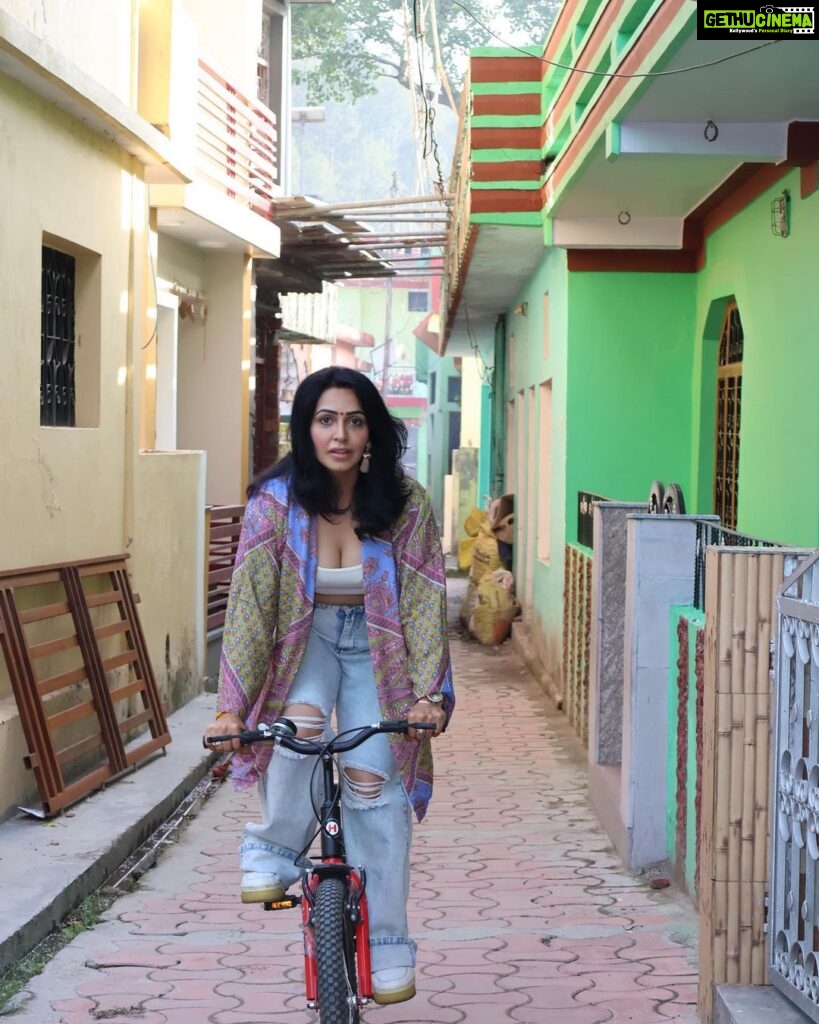 Nandini Rai Instagram - #fun on the #roadtrip #trip #nandinirai #bicycle #ontheroad