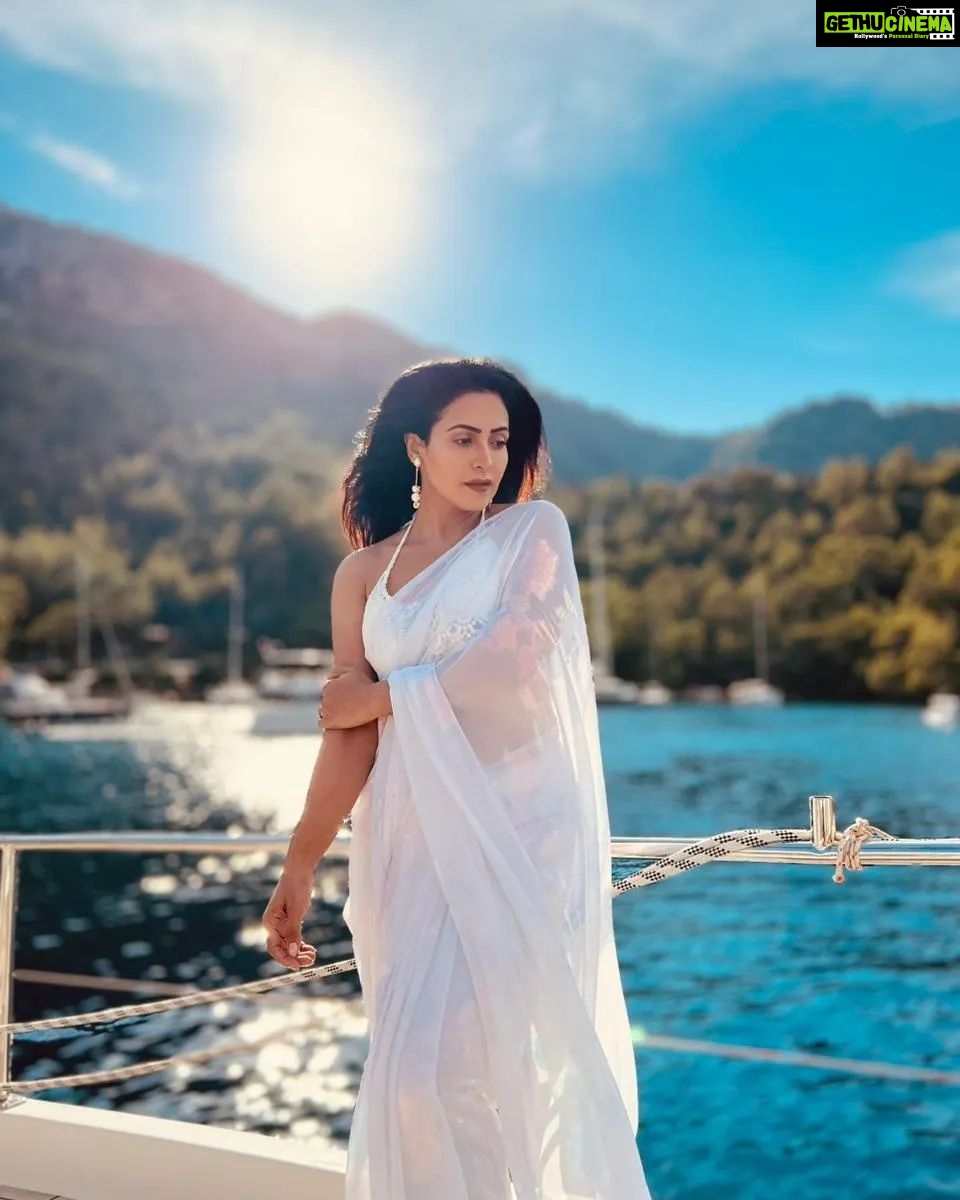 Nandini Rai Instagram - Nature always heals.... #saree #boat #healthy İstanbul Turkey