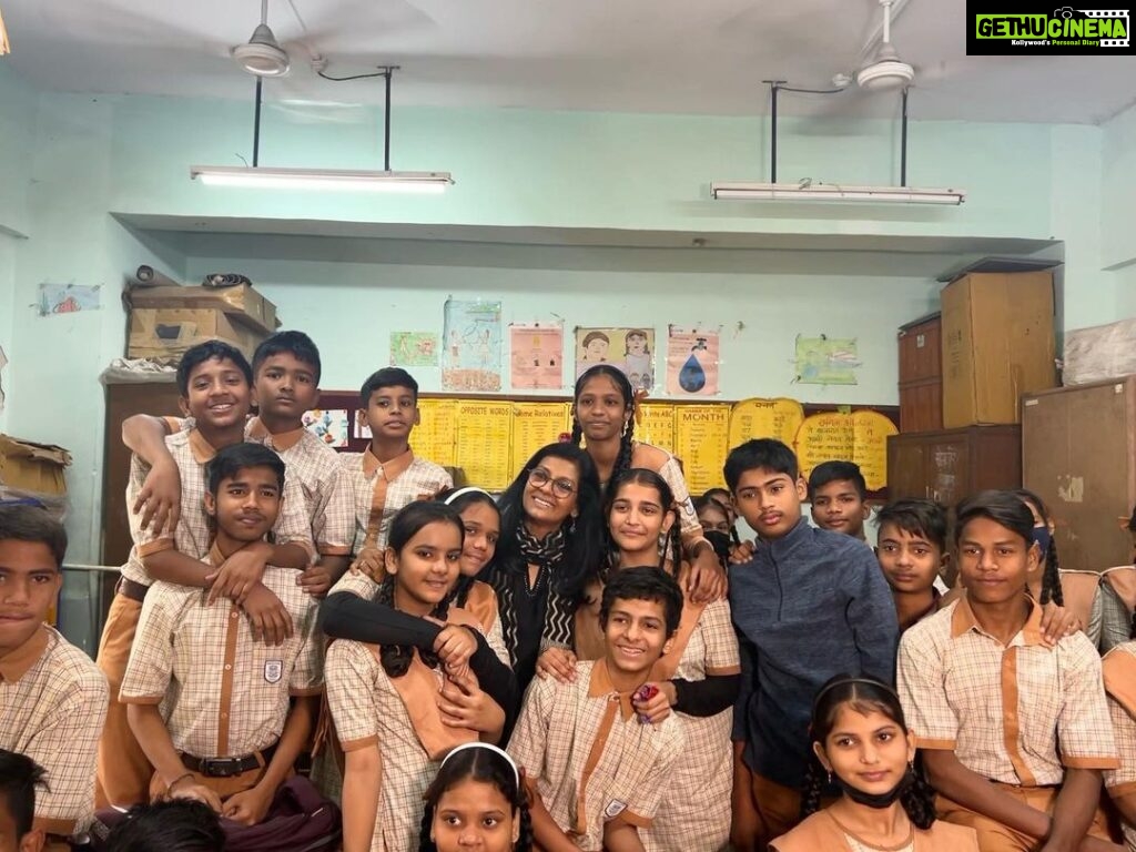 Nandita Das Instagram - I spent a delightful morning with the 9th grade children of Shiv Srushti School in Kurla. We had a stimulating conversation about discrimination and prejudice. They had so many questions and so much to share. I am always happy to be part of initiatives like @teachforindia that give me an opportunity to engage with children. We grownups have a big responsibility of ensuring that children never lose the joy of learning and the space to question. We need to keep their confidence and idealism intact.
