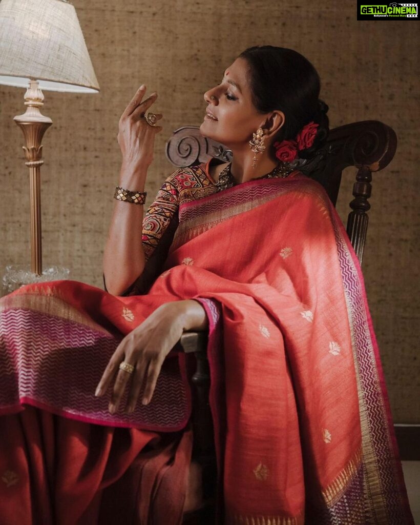 Nandita Das Instagram - Remember the behind-the-scenes photo I shared earlier? Finally, the images from the photoshoot are here. Love the old world charm of heritage saris and jewellery from the precious collection of @meerakumar75, a dear friend. I seldom do formal photoshoots, and now after a gap of two years I’ve done two in two months! @theindiantextilesco