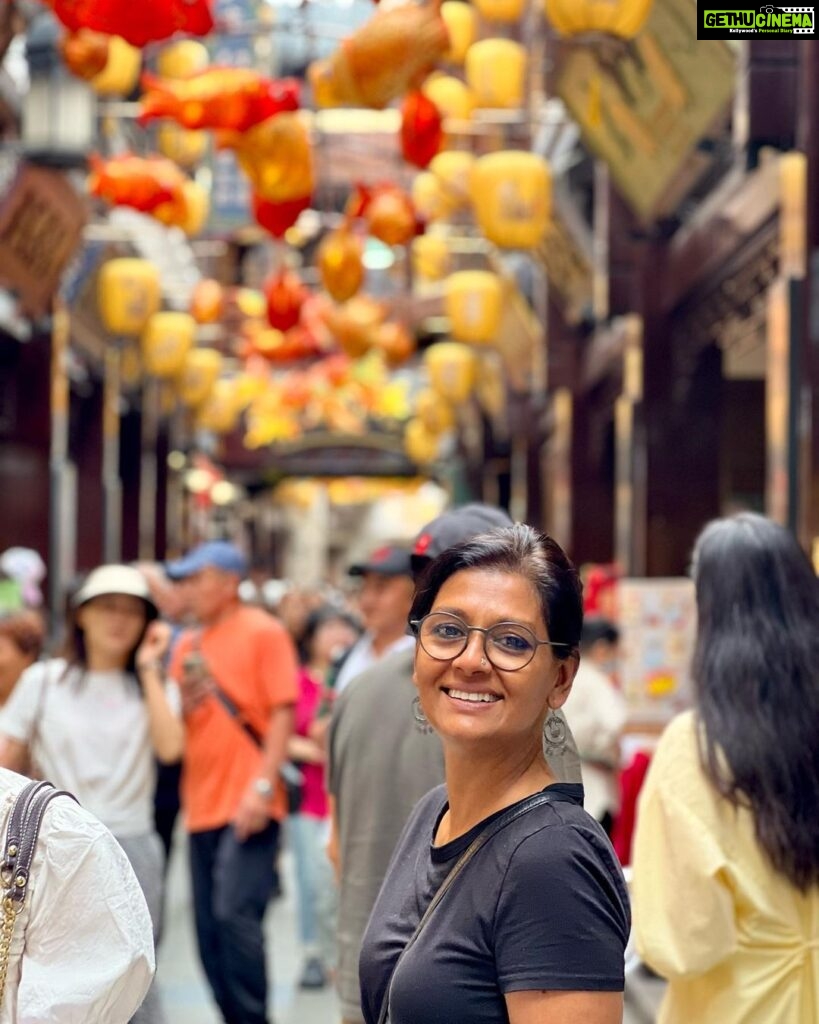 Nandita Das Instagram - Finally out and about… in Yu Garden. Not much grass or plants but incredibly lively place and amazing architecture. The jury and our plus ones were there. More later… off to more fun!!