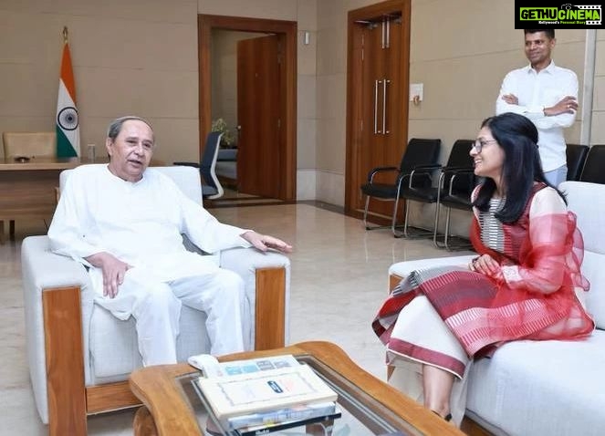 Nandita Das Instagram - A special screening of #Zwigato was held for Hon'ble @cmo_odisha Mr. Naveen Patnaik. I deeply appreciate his gesture of waiving off the entertainment tax for the film. Now many more can watch it. People of #Bhubaneswar please go see your city, your actors and a story that needs to be told. @kapilsharma @shahanagoswami @sameern @segaldeepak @applausesocial #ZwigatoInCinemas