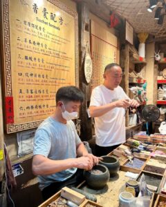 Nandita Das Instagram - Finally out and about… in Yu Garden. Not much grass or plants but incredibly lively place and amazing architecture. The jury and our plus ones were there. More later… off to more fun!!