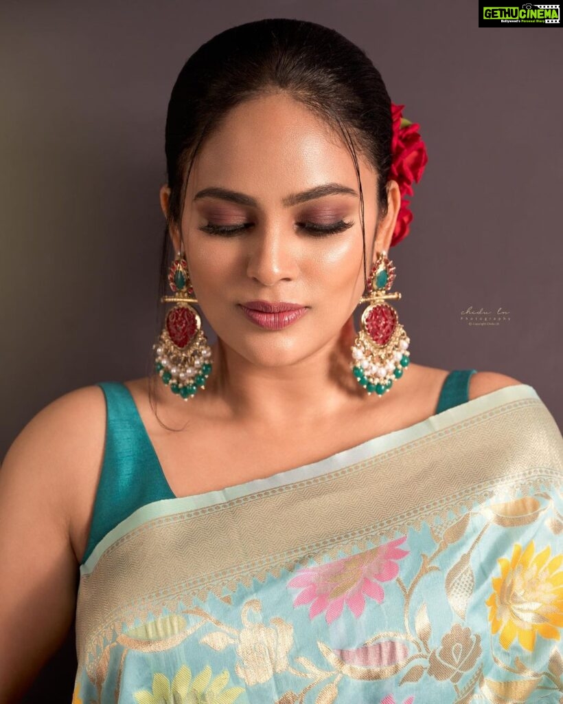 Nandita Swetha Instagram - Hello you, I missed you 🥰🥰🥰 📸📸📸 @chidu.ln_portraits Saree @darzi_designerz_ Makeup @makeupbypallavishetty Hair @__snehakumar__ Jewellery @rubans.in . #saree #jewellery #homely #shoot #sleeveless #sleekbun #tradiontional Bangalore, India
