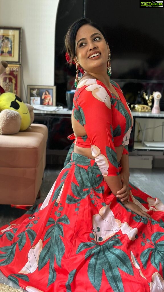 Nandita Swetha Instagram - Hello Hello some love for Hindi songs too❤️❤️❤️ . #PrimeReels #meta 15 . #dolledup #makeup #transition #redlehenga #collaborationindia
