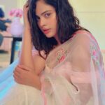 Nandita Swetha Instagram – Summer is already here & am vibing it🌸 
Wearing @darzi_designerz_ 

To get discount, people can share the screenshot of your post and we will offer a discount of 15% to them. 

To get discount you need to follow her page and Darzi Designerz page!!

.
#messyhair #wethair #babypink #saree #collaboration