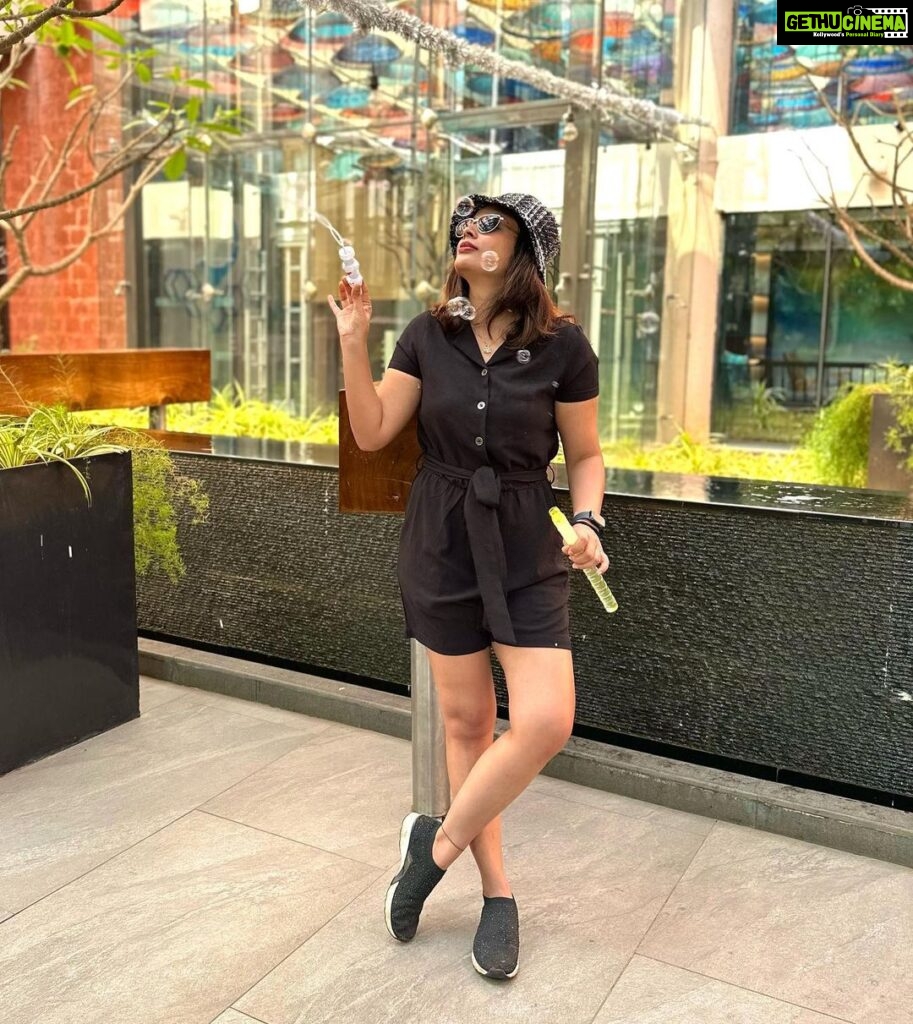 Nandita Swetha Instagram - Isn’t being cute than sexy is awesome💃🏻 . Jumpsuit @onlyindia Cap @hm Sneaker @zara My favourite Lipstick @morazecosmetics . . #blackjumpsuit #black #outfit #sneakers #nomakeup