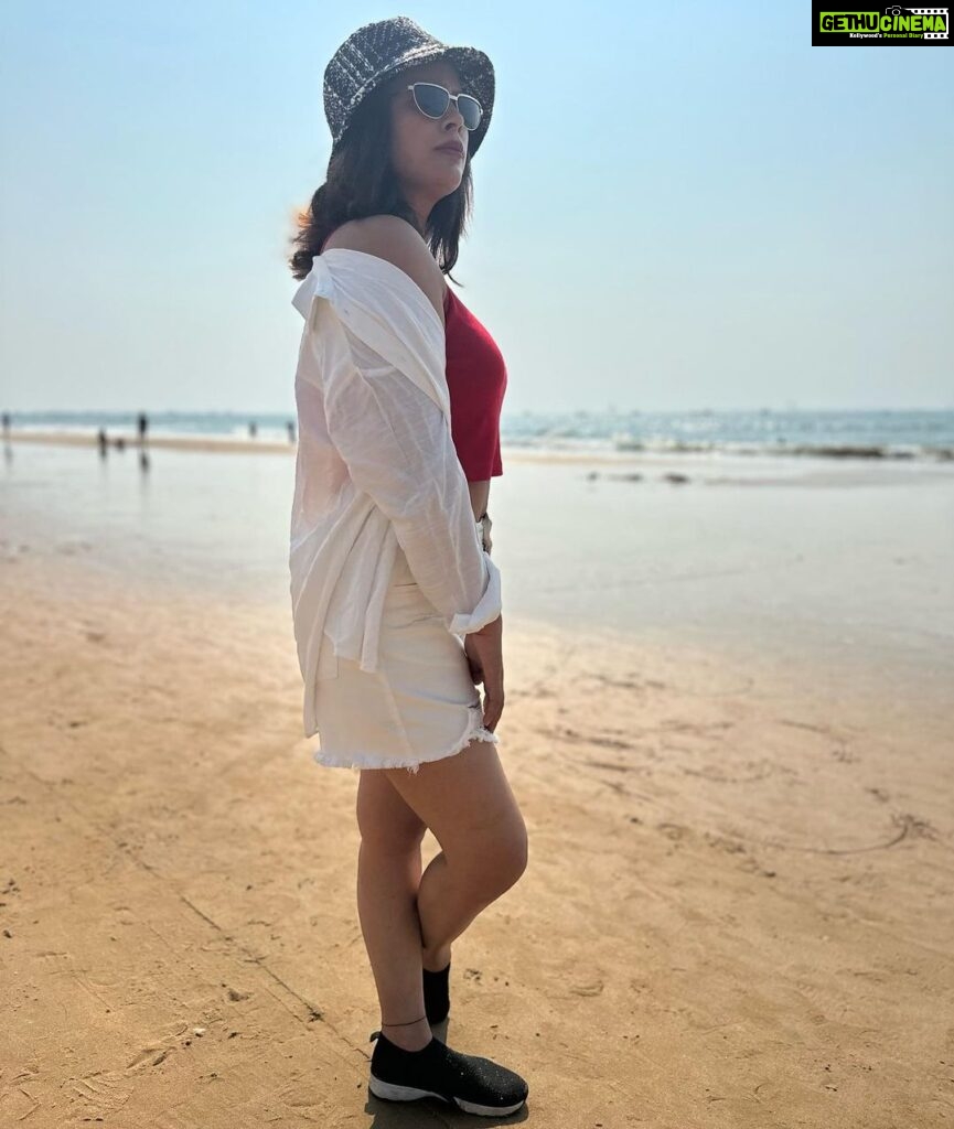Nandita Swetha Instagram - Soaking under the sun☀️☀️☀️ . Cap @h&m Sunglares @vogueindia Crop top @tokyo_talkies Shorts @onlyindia Shirt @zara Sneaker @zara . #look #beachlook #sports #sunset