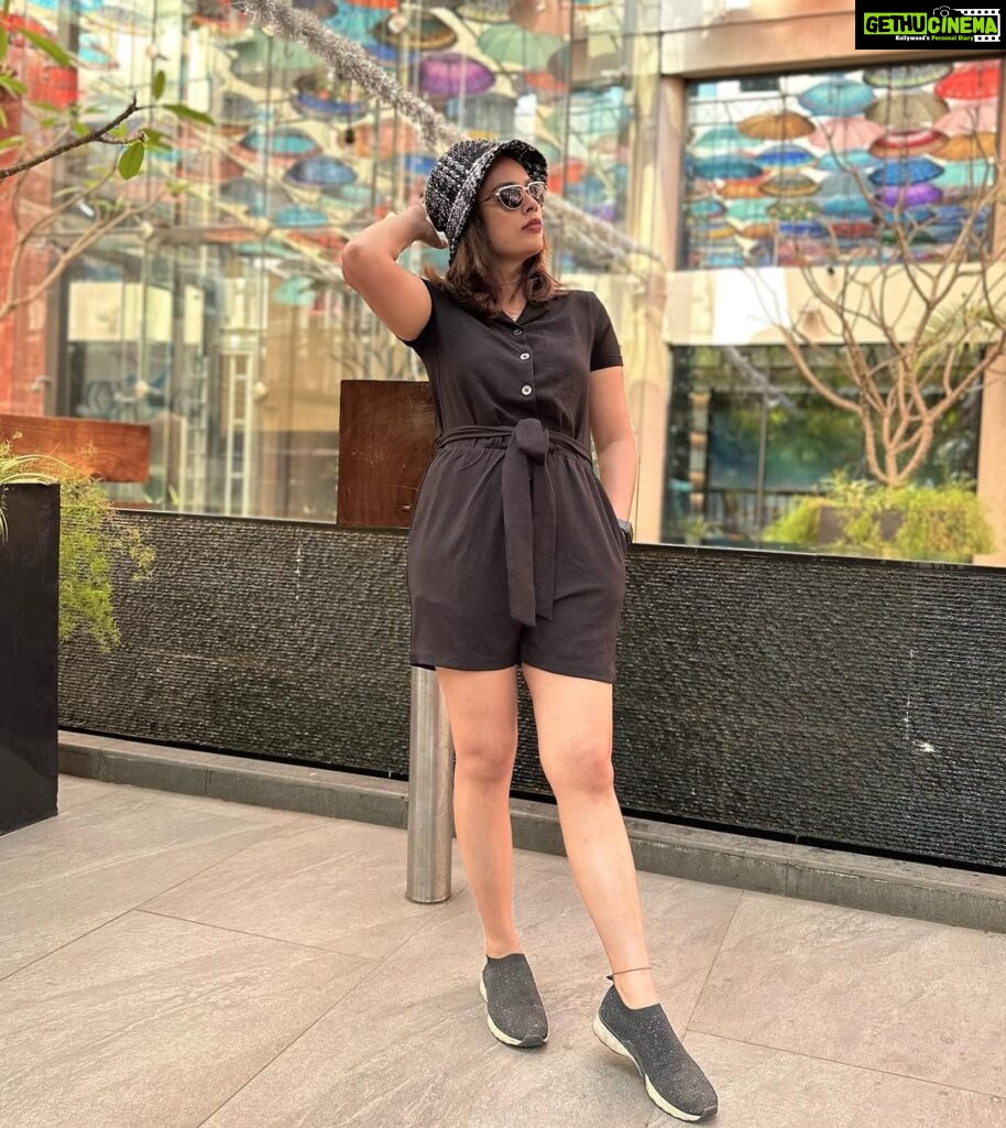 Nandita Swetha Instagram - Isn’t being cute than sexy is awesome💃🏻 . Jumpsuit @onlyindia Cap @hm Sneaker @zara My favourite Lipstick @morazecosmetics . . #blackjumpsuit #black #outfit #sneakers #nomakeup