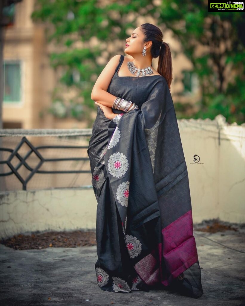 Nandita Swetha Instagram - I remain pretty❤️❤️ . Saree from @maduraafashions Clicked by @naveen_photography_official Makeup n hair @sarika_briadal_makeup_artist Asst @thiru_kshtriyas . #sareevibe