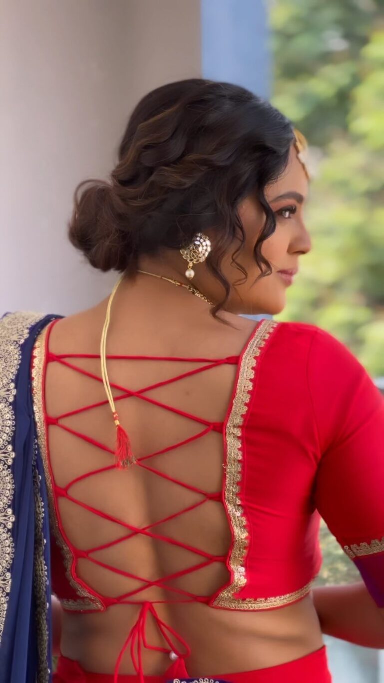 Nandita Swetha Instagram - Fav look❤️❤️❤️ . Clicked @pgraphyofficial Makeup @makeup_by_rithureddy Hair @jayanthivenkateshmakeover Outfit @poshslp_attires . #outift #look #traditional #homely #redlehenga #messybun #lehenga #red