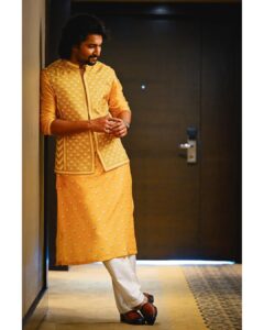 Nani Instagram - Wish you all a happy HOLI 🎉 

Dharani from Mumbai :) #Dasara

Kurta @anitadongre 
Shoes @shutiqofficial @noonoo.in 
Stylist @neeraja.kona 
Asst by @manogna_gollapudi @meghanaa_ch 
Hair @hairbylalith
Photographer @sridharchadalawada