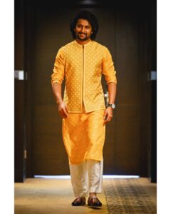 Nani Instagram - Wish you all a happy HOLI 🎉 

Dharani from Mumbai :) #Dasara

Kurta @anitadongre 
Shoes @shutiqofficial @noonoo.in 
Stylist @neeraja.kona 
Asst by @manogna_gollapudi @meghanaa_ch 
Hair @hairbylalith
Photographer @sridharchadalawada