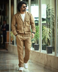 Nani Instagram - At the pink city. Jaipur 🤎

#Dasara 

In @sonofanoble.snob 
Stylist @neeraja.kona 
Pics @sridharchadalawada