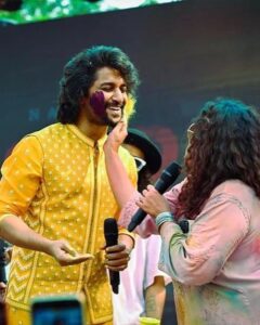 Nani Instagram - Wish you all a happy HOLI 🎉 

Dharani from Mumbai :) #Dasara

Kurta @anitadongre 
Shoes @shutiqofficial @noonoo.in 
Stylist @neeraja.kona 
Asst by @manogna_gollapudi @meghanaa_ch 
Hair @hairbylalith
Photographer @sridharchadalawada