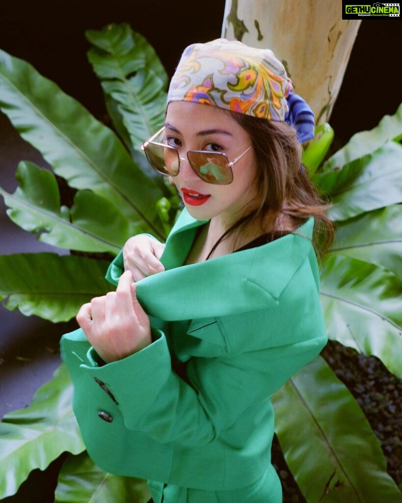 Narelle Kheng Instagram - I see trees of green 🍃and my COS x Linda Farrow sunglasses too ~ I see them bloom🌸, for me and you. And I think to myself … “wow, everything is in sepia” The very first of COS x Linda Farrow sunglasses are in the ION and MBS store now ❣ @lindafarrow @cosstores #COSSingapore #COSxLINDAFARROW