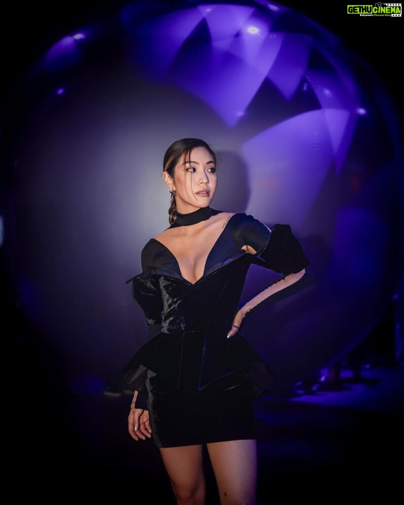 Narelle Kheng Instagram - honestly haven’t seen myself glammed up in a hot minute and it’s a nice change from my daily activewear, hair in a bun covered in clay n sweat!! thank u @randolph_tan @shashamsi 🤍 luv luv u both. had to pop out for @muglerofficial x @hm ! Obsessseeeddd with this fit, thanks for having me @mercurysocial