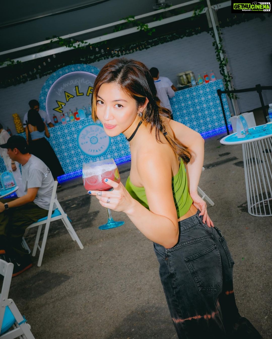Narelle Kheng Instagram - 🍋💐Be sure to stop by @malfygin ‘s Italian gin garden at Singapore Cocktail Festival (SGCF)🤸🏻♀️you can’t miss it; it’s smack centre with lawn chairs set up so you can enjoy refreshing cocktails n be cool and comfy ~ SGCF is happening this weekend only at the Bayfront event space outside MBS~ tons of amazing drinks and music acts (@jukuleles at 830 today n tomorrow you don’t wanna miss them !! ) Enjoy Responsibly 🌸 #MalfyGin #ImmaginaMalfy Bayfront Event Space, Marina Bay (Beside MBS)