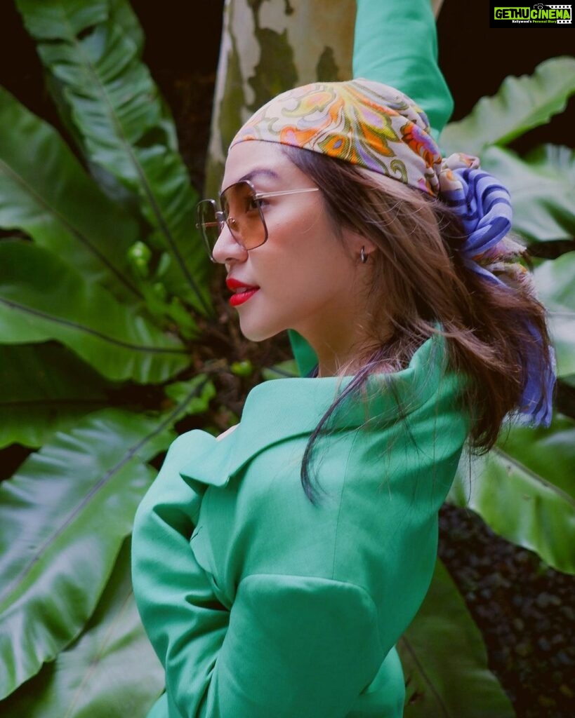 Narelle Kheng Instagram - I see trees of green 🍃and my COS x Linda Farrow sunglasses too ~ I see them bloom🌸, for me and you. And I think to myself … “wow, everything is in sepia” The very first of COS x Linda Farrow sunglasses are in the ION and MBS store now ❣ @lindafarrow @cosstores #COSSingapore #COSxLINDAFARROW