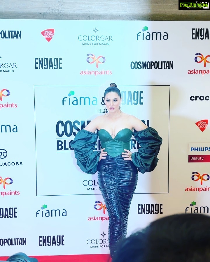 Nargis Fakhir Instagram - A little late with the post but what a spectacular evening this was! 😃🎉🙌🏽 💃🏽 @cosmoindia @mahakbrahmawar @ashima.kapoor #cosmomagazine #cosmoindia #cosmobloggerawards2023 #bollywood #hosting #hostesswiththemostess Delhi