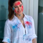 Nargis Fakhir Instagram - From the very first time I experienced Holi, I fell in love!🥰 What a beautiful festival. Festival of colors, festival of spring, festival of love. A beautiful time to play, love and laugh. Something the world needs a lot more of these days.🌎💜❤️🤎🤍🖤💚🧡💙 No matter where I am in the world I always look forward to celebrating holi! Wishing you all success, happiness and prosperity this Holi and always! Have a colourful and joyous Holi! Earth