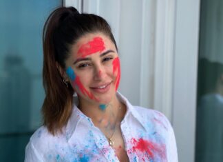 Nargis Fakhir Instagram - From the very first time I experienced Holi, I fell in love!🥰 What a beautiful festival. Festival of colors, festival of spring, festival of love. A beautiful time to play, love and laugh. Something the world needs a lot more of these days.🌎💜❤️🤎🤍🖤💚🧡💙 No matter where I am in the world I always look forward to celebrating holi! Wishing you all success, happiness and prosperity this Holi and always! Have a colourful and joyous Holi! Earth