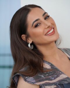 Nargis Fakhri Instagram - “A smile is the best makeup any girl can wear.”
-Marilyn Monroe
.
.
.
⭐️❤️😃
Hair @aamirnaveedhair 
Makeup @mariemzaltni 
Manager @mahakbrahmawar