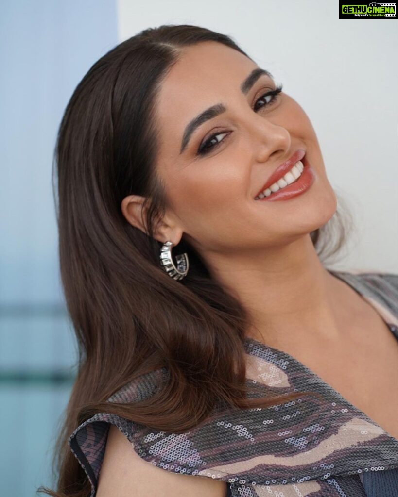 Nargis Fakhir Instagram - “A smile is the best makeup any girl can wear.” -Marilyn Monroe . . . ⭐️❤️😃 Hair @aamirnaveedhair Makeup @mariemzaltni Manager @mahakbrahmawar Doha, Qatar