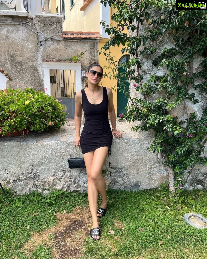 Nargis Fakhir Instagram - Summer is here. Let’s Go ! ✈️ 🌎 🧳 . . . : . #throwback #summer22 #summertime #traveltime #whereintheworld Ravello, Amalfi Coast