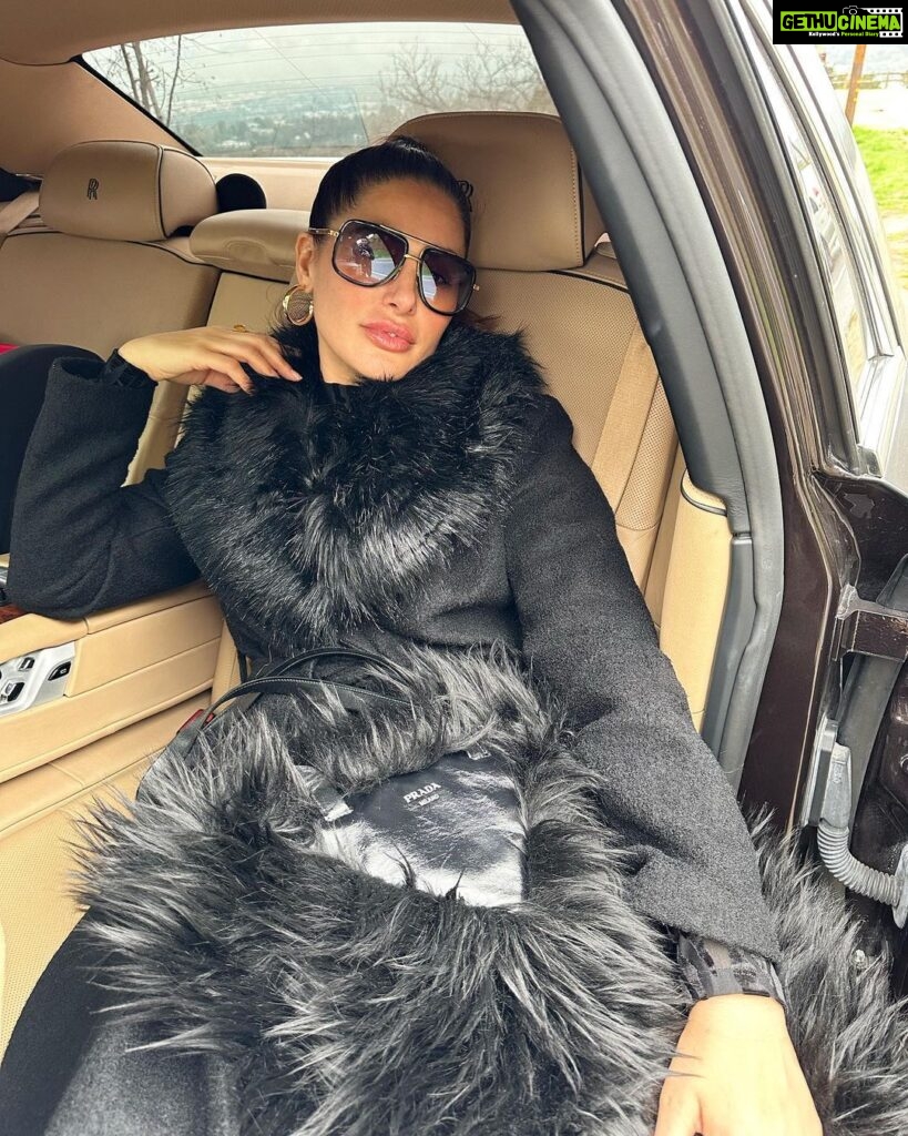 Nargis Fakhir Instagram - Looking forward to what 2023 will bring. . . And wishing you all a prosperous, peaceful & happy new year ! . . . #workmode #sanfrancisco #la #nye2023 #happynewyear Los Angeles, California