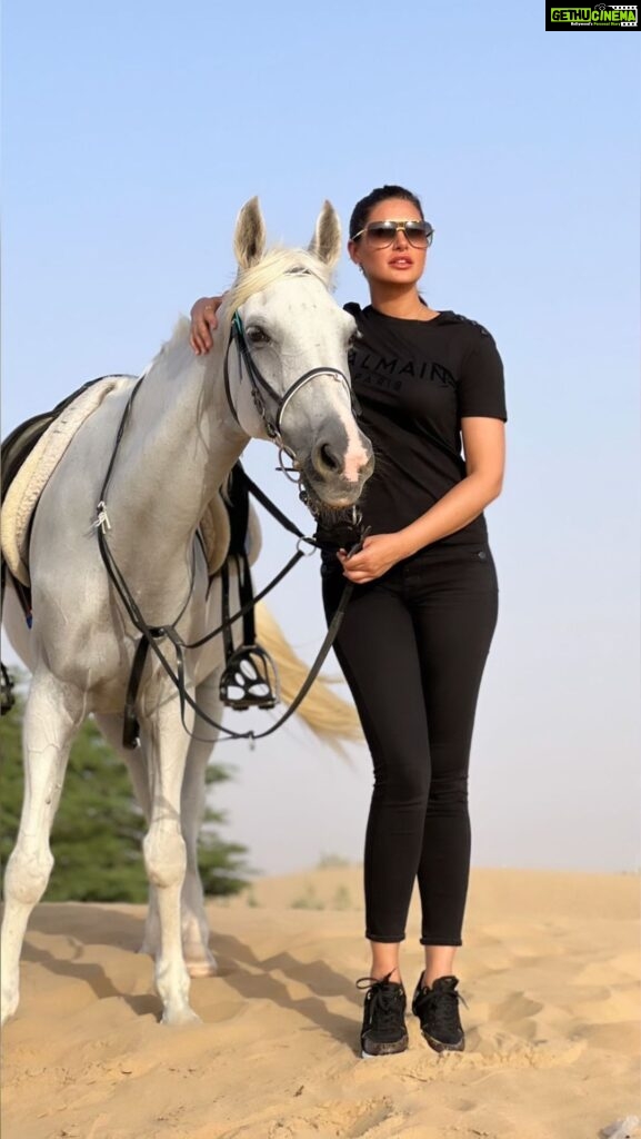 Nargis Fakhir Instagram - Desert 🏜️ Sunset 🌅 Horse 🐎 riding. . . . . . . . : #deserthorseriding #horseriding #sunset #dubai #sand #sun #horsebackridingdesert