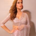 Nargis Fakhir Instagram - Keep Calm & Sparkle On ! ✨ . . . . . . . #team #myteam #awardsseason #managed by @mahakbrahmawar #mua @ajayvrao721 #hairstyle @susanemmanuelhairstylist #outfit - @monishajaising #heels - @stevemaddenindia #jewellery - @goldsmiths_jewellery @h.ajoomal #styling - @eshaamiin1 #assisted by @shailvishah #photographer - @sanjaydubeyphotography