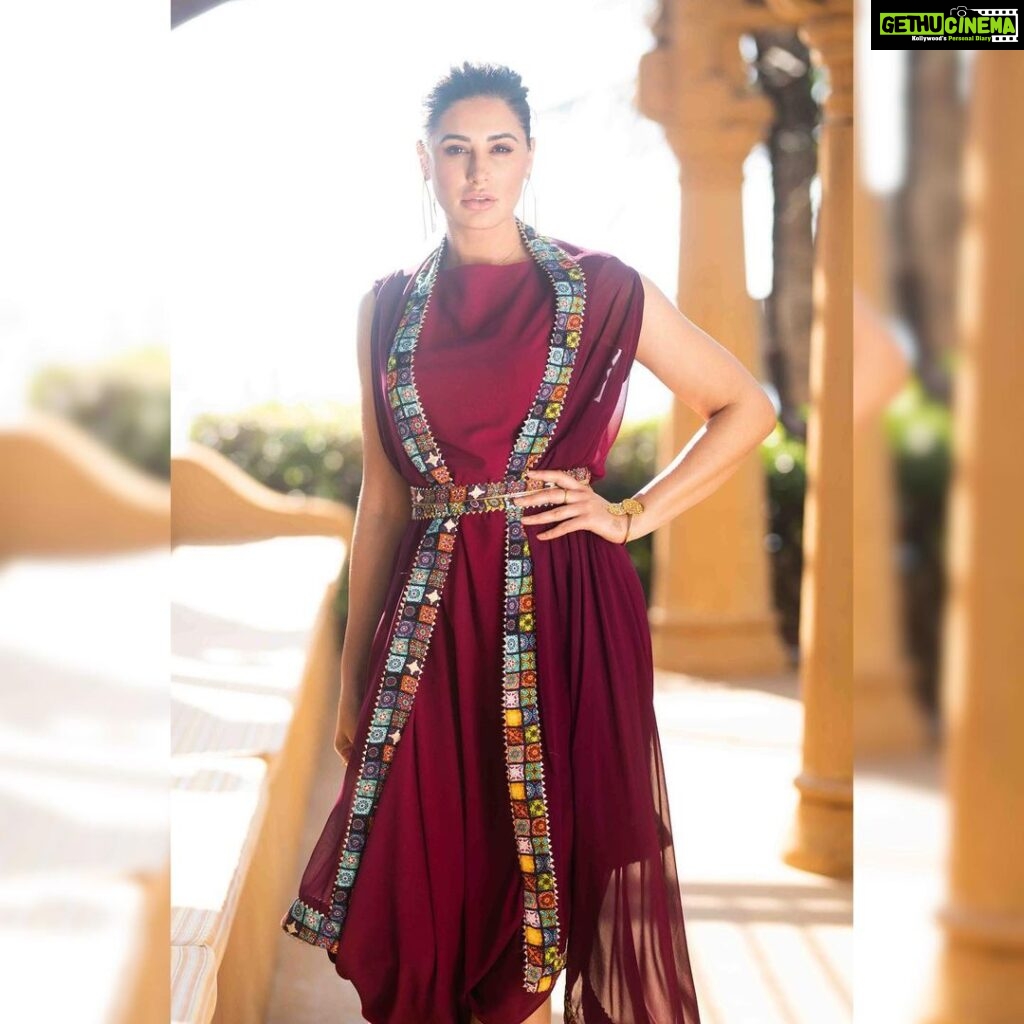Nargis Fakhir Instagram - #beautysecret #2 - Stay hydrated. Drink lots of water, no juice or soda ! . . . . . . 👗 @eshaamiinlabel1 💎 @azotiique 👠 @paioshoes Styling @eshaamiin1 📸 @lokeshbhoyarphotography Contact Manager ➡️ @mahakbrahmawar MUA @ajayvrao721 Hair @shefali_hairstylist.81