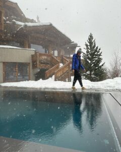 Nargis Fakhri Instagram - Wanted to see snow. So I went to see snow. 
❄️ 
@lecrans 
.
.
.
.
.
.
.
#travel #snow #luxury #cozy #spa