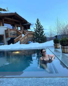 Nargis Fakhri Instagram - Wanted to see snow. So I went to see snow. 
❄️ 
@lecrans 
.
.
.
.
.
.
.
#travel #snow #luxury #cozy #spa