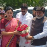 Navaneet Kaur Instagram - उद्योग मंत्री श्री उदय सामंत यांची नांदगाव पेठ पंचतारांकित एम.आय डी.सी.मध्ये भेट,उपमुख्यमंत्री तथा जिल्ह्याचे पालकमंत्री श्री देवेंद्रजी फडणवीस यांच्या विशेष सहकार्याने मंजूर झालेल्या अमरावतीच्या विकासाच्या दृष्टीने ड्रीम प्रोजेक्ट असणाऱ्या पिएम मित्रा मेगा टेक्सटाइल पार्क,भारत डायनॅमिक आदींच्या उभारणी संदर्भात विशेष आग्रहानुसार उद्योगमंत्री उदय सामंत यांचे अमरावतीत आगमन पुणे मुंबई च्या धर्तीवर अमरावती नांदगाव पेठ एम आय डी सी मध्ये स्थानिक बचत गट, छोटे उद्योजक आदींना व्यवसाय करता यावा यासाठी शासन गाळे बांधून,सर्व सुविधा उपलब्ध करून देणार, प्लग अँड प्ले योजना सुरू होणार, पाठपुरावा यशस्वी,अमरावतीत मोठे उद्योजक यावे यासाठी देशविदेशातील उद्योजकांना अमरावतीत आणून सादरीकरण करणार,उद्योजक अमरावतीत यावे यासाठी देशातील मोठ्या शहरांमध्ये रोड शो,व्हिजन अमरावती आदी आयोजित करणार_उद्योगमंत्री श्री उदय सामंत यांची नावीन्यपूर्ण कल्पना पंचतारांकित एम आय डी सी मधील रेमंड, व्हि.एच.एम, सियाराम,श्याम इंडोफेम,आदी कंपन्यांना प्रत्यक्ष भेटी देवून त्रुटी,समस्या जाणून घेतल्या,सोबतच एम आय डी सी साठी जमीन देणाऱ्या शेतकऱ्यांच्या शिष्टमंडळास भेटून त्यांच्या जमिनीचा मोबदला तात्काळ देण्याचे निर्देश उपस्थित अधिकाऱ्यांना दिले काही कंपन्या जलशुध्दीकरण न करता सरळ त्यांचे दूषित पाणी लगतच्या गावात,शेतकऱ्यांच्या शेतात सोडतात ज्यामुळे शेतजमिनी खराब होत असून शेतकऱ्यांचे नुकसान होत आहे आणि गावकऱ्यांना विविध गंभीर आजार होत असल्याचे मंत्री श्री उदय सामंत यांच्या लक्षात आणून देताच मंत्र्यांनी या संबंधात तातडीने चौकशी करून दोषींवर तात्काळ कार्यवाही करण्याचे निर्देश अधिकाऱ्यांना दिले भुसंपादीत जमिनीचा वाढीव मोबदला आणि स्थानिकांना रोजगार देण्याचा विषय मांडताच मंत्री श्री उदय सामंत यांनी 2 तासाचे अहवाल सादर करण्याचे निर्देश अधिकाऱ्यांना दिले सोबतच ग्रामीण भागातील लोकांना व्यवसाय करता यावा यासाठी खादी ग्रामोद्योग द्वारे ग्रामविकास योजना राबवून या एम आ डी सी मध्ये 500 स्केअर मीटर चे गाळे बांधून देवून सर्व सुविधा अल्पदरात उपलब्ध करून देवून ग्रामीण भागातील लघु उद्योजक,बचत गट आदींना मुख्य प्रवाहात येता यावे व शेतकऱ्यांना जोडउद्योग करता यावे जेणेकरून शेतकरी आत्महत्या कमी होतील अशी मागणी करताच मंत्री श्री उदय सामंत यांनी सदर मागणीला तात्काळ मंजुरी देवून 15 दिवसाचे आत प्रस्ताव सादर करण्याचे निर्देश अधिकाऱ्यांना दिले,सोबतच भातकुली,अंजनगाव सूर्जी,दर्यापूर,अचलपूर_ परतवाडा, धारणी या एम आय डी सी चा विकास करण्यासाठी सु