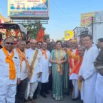 Navaneet Kaur Instagram - श्रीमद जगद्गुरु श्री महाप्रभुजी ( वल्लभाचार्य जी ) के 546 वे प्रागट्य महोत्सव निमित्त समस्त वैष्णव जनों को मंगल बधाई🙏 श्री गोवर्धनधाम हवेली रायली प्लॉट अमरावती जय श्री कृष्ण🙏