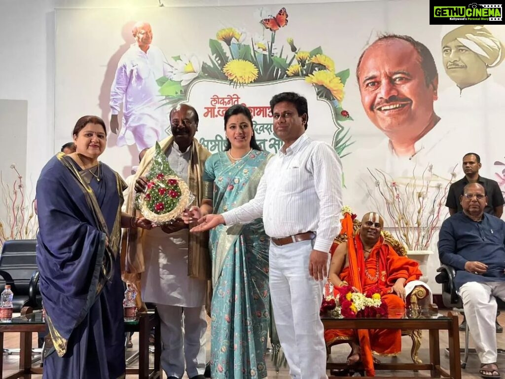 Navaneet Kaur Instagram - ज्येष्ठ नेते माजी राज्य मंत्री आदरणीय जगदीश भाऊ गुप्ता यांच्या वाढदिवसा निमित्त आयोजित कार्यक्रमात उपस्थित राहून, जगदीश भाऊंना निरोगी निरामय दीर्घायुश्यासाठी शुभेच्छा दिल्या