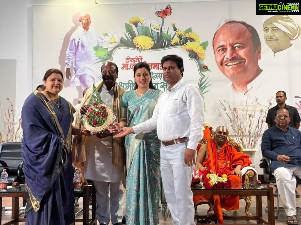 Navaneet Kaur Instagram - ज्येष्ठ नेते माजी राज्य मंत्री आदरणीय जगदीश भाऊ गुप्ता यांच्या वाढदिवसा निमित्त आयोजित कार्यक्रमात उपस्थित राहून, जगदीश भाऊंना निरोगी निरामय दीर्घायुश्यासाठी शुभेच्छा दिल्या