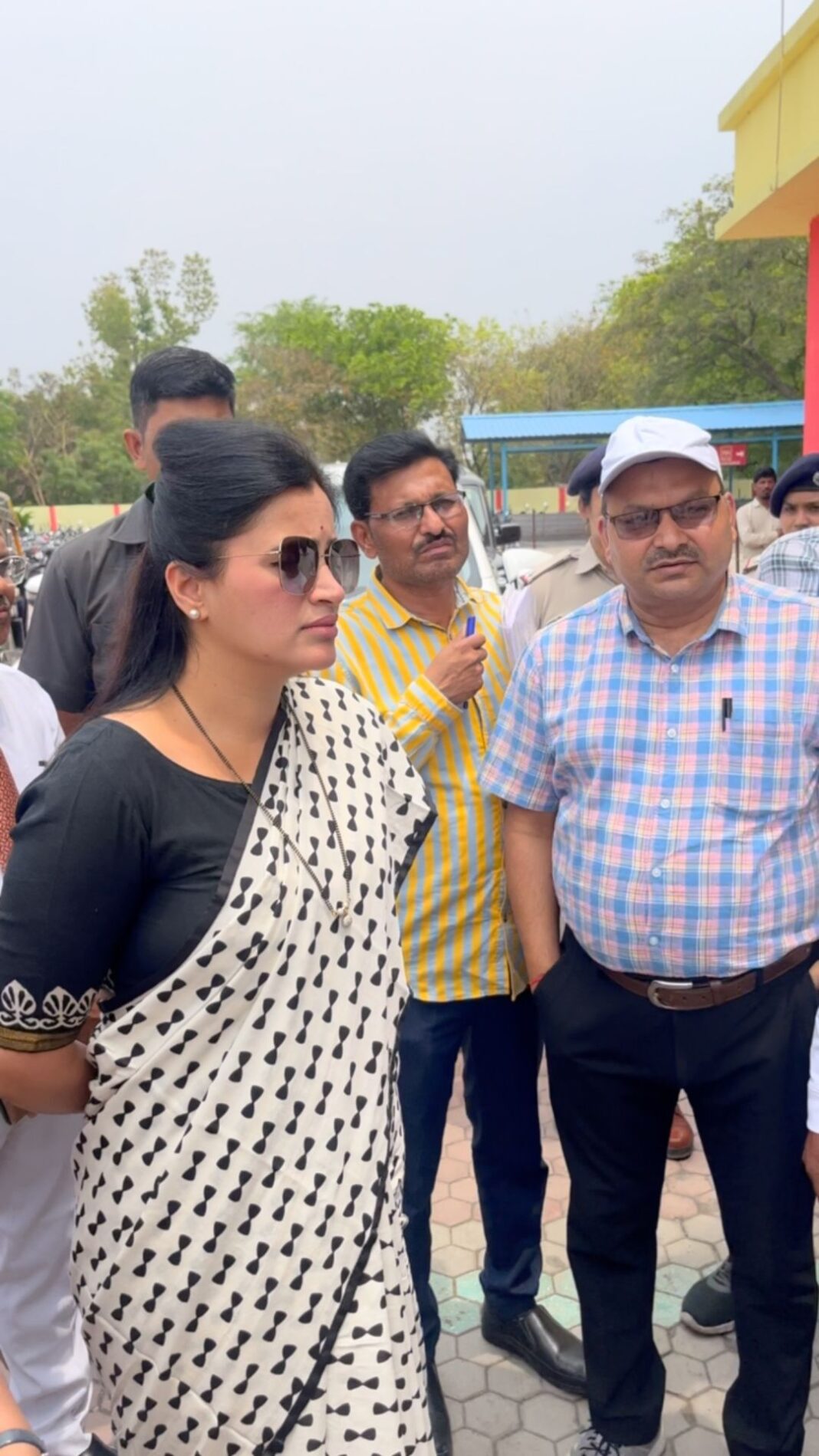 Navaneet Kaur Instagram - गतीशक्ती युनिट अंतर्गत बडनेरा रेल्वे स्टेशन वर व अमरावती मॉडेल स्टेशन वर 80 कोटी रुपये खर्च करून होणाऱ्या विकास कामाचा आराखडा बैठक खा. नवनीत राणा यांनी भुसावळ अधिकाऱ्यांचे उपस्थितीत घेतली. देशाच्या 30 रेल्वे स्टेशन विकास आराखडा मद्ये बडनेरा, अमरावती रेल्वे स्टेशन चा समावेश. चेहरा मोहरा बदलणार. आज खासदार नवनीत रवी राणा यांनी केंद्र सरकारकडे सतत केलेल्या पाठपुराव्यामुळे केन्द्र सरकारं चे रेल मंत्रालय कडून मंजुर असलेल्या गतीशक्ती युनिट अंतर्गत विकास कामाचा आढावा बैठक घेतली.बडनेरा रेल्वे स्टेशन व विकास कामे मंजूर झाली त्यामध्ये 3 लीफ्ट ,दोन नवीन जी, एक्सलेटर ,दोन्ही साईटचे सौंदर्यीकरण, मूलभूत सुविधांची कामे, नविन बगीच्या निर्माण करणे,बारा मीटरचा एफ. ओ.बी., प्रवासी सुविधांची कामे, व्ही.आय पी. रूम, दिव्यांग प्रंवासी सुविधा,, व त्यांचे साठी व्हीलचेअर इत्यादी कामे मंजूर झाली असून असून त्या सर्व कामाचा आराखडा , डिझाईन, नकाशा याची पाहणी अधिकाऱ्यांसोबत करून आढावा घेतला तसेच अमरावती येथे नवीनीकरण स्टेशनची इमारत पाडून नवीन इमारत निर्माण करणे, कार्पोरेट ऑफीस तयार करणे, बारा मीटरचा एफ.ओ.बी. दोन लिफ्ट, अश्या प्रकारचे दोन्ही स्टेशन वरील होणारी विकास कामे मिळून 80 कोटी रुपयांची कामाचा आराखडा संबंधी आढावा बैठक आज खासदार नवनीत रवी राणा यांनी भुसावल मध्य रेल्वेचे डी. आ. एम. एस. एस. लाहोटी यांचे मार्गर्शनाखाली रेल्वे चे वरिष्ठ अधिकारी डी.सी.एम अनिल कुमार पाठक ,अभियंता आजाद ,कुशवाहा वासेकर, डि.के.मीना स्टेशन मास्तर सिन्हा, स्टेशन मास्टर लोहकरे, आदि अधिकाऱ्यांचे उपसथितीत आढावा बैठक घेतली. बैठकी दरम्यान उपमहाप्रबंधक लाहोटी साहेब यांचे मार्गदर्शनाखाली लवकरच विकास कामे होणार असल्याची माहिती अधिकारी यांनी दिली यावेळी.उमेश ढोणे, अजय जैसवाल,विलास वाडेकर, आफताप खान, नूतन वासनिक, विजया घोडेस्वार, संजय मुंडले,सोनू रुगटा, समीक्षा गोटफोडे,सुधा तिवारी, खुशाल गोडाणे,वर्षा पकडे,पंकज शर्मा, मंगेश चव्हाण, अमोल मिलके,मंगेश कोकाटे ,लकी पिवाल,योगेश जैस्वाल, पप्पू सूडे, दीपक तातोड, अजय बोबडे, आदि पदाधिकारी कार्यकर्ते पत्रकार उपस्थित होते.#navneetrana #mp #trendingsongs