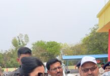 Navaneet Kaur Instagram - गतीशक्ती युनिट अंतर्गत बडनेरा रेल्वे स्टेशन वर व अमरावती मॉडेल स्टेशन वर 80 कोटी रुपये खर्च करून होणाऱ्या विकास कामाचा आराखडा बैठक खा. नवनीत राणा यांनी भुसावळ अधिकाऱ्यांचे उपस्थितीत घेतली. देशाच्या 30 रेल्वे स्टेशन विकास आराखडा मद्ये बडनेरा, अमरावती रेल्वे स्टेशन चा समावेश. चेहरा मोहरा बदलणार. आज खासदार नवनीत रवी राणा यांनी केंद्र सरकारकडे सतत केलेल्या पाठपुराव्यामुळे केन्द्र सरकारं चे रेल मंत्रालय कडून मंजुर असलेल्या गतीशक्ती युनिट अंतर्गत विकास कामाचा आढावा बैठक घेतली.बडनेरा रेल्वे स्टेशन व विकास कामे मंजूर झाली त्यामध्ये 3 लीफ्ट ,दोन नवीन जी, एक्सलेटर ,दोन्ही साईटचे सौंदर्यीकरण, मूलभूत सुविधांची कामे, नविन बगीच्या निर्माण करणे,बारा मीटरचा एफ. ओ.बी., प्रवासी सुविधांची कामे, व्ही.आय पी. रूम, दिव्यांग प्रंवासी सुविधा,, व त्यांचे साठी व्हीलचेअर इत्यादी कामे मंजूर झाली असून असून त्या सर्व कामाचा आराखडा , डिझाईन, नकाशा याची पाहणी अधिकाऱ्यांसोबत करून आढावा घेतला तसेच अमरावती येथे नवीनीकरण स्टेशनची इमारत पाडून नवीन इमारत निर्माण करणे, कार्पोरेट ऑफीस तयार करणे, बारा मीटरचा एफ.ओ.बी. दोन लिफ्ट, अश्या प्रकारचे दोन्ही स्टेशन वरील होणारी विकास कामे मिळून 80 कोटी रुपयांची कामाचा आराखडा संबंधी आढावा बैठक आज खासदार नवनीत रवी राणा यांनी भुसावल मध्य रेल्वेचे डी. आ. एम. एस. एस. लाहोटी यांचे मार्गर्शनाखाली रेल्वे चे वरिष्ठ अधिकारी डी.सी.एम अनिल कुमार पाठक ,अभियंता आजाद ,कुशवाहा वासेकर, डि.के.मीना स्टेशन मास्तर सिन्हा, स्टेशन मास्टर लोहकरे, आदि अधिकाऱ्यांचे उपसथितीत आढावा बैठक घेतली. बैठकी दरम्यान उपमहाप्रबंधक लाहोटी साहेब यांचे मार्गदर्शनाखाली लवकरच विकास कामे होणार असल्याची माहिती अधिकारी यांनी दिली यावेळी.उमेश ढोणे, अजय जैसवाल,विलास वाडेकर, आफताप खान, नूतन वासनिक, विजया घोडेस्वार, संजय मुंडले,सोनू रुगटा, समीक्षा गोटफोडे,सुधा तिवारी, खुशाल गोडाणे,वर्षा पकडे,पंकज शर्मा, मंगेश चव्हाण, अमोल मिलके,मंगेश कोकाटे ,लकी पिवाल,योगेश जैस्वाल, पप्पू सूडे, दीपक तातोड, अजय बोबडे, आदि पदाधिकारी कार्यकर्ते पत्रकार उपस्थित होते.#navneetrana #mp #trendingsongs