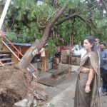 Navaneet Kaur Instagram - काल रात्री झालेल्या अतिवृष्टी पावसामुळे नुकसानाची पाहणी करून संबंधित अधिकाऱ्यांना तत्काळ विद्युत जोडणी करा, जे झाडं पडले असतील ते लवकरात लवकर उचलून रस्ता मोकळा करा, नुकसानाची पाहणी करून पंचनामा सादर करून तत्काळ नुकसान ग्रस्तांना आर्थिक मदत करा, विद्युत खांब पडले असतील किंवा कुठलीही हानी किंवा नुकसान झाले असतील त्याचे तत्काळ पंचनामे करून नुकसान ग्रस्तांना आर्थिक मदत करा असे निर्देश दिले