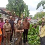 Navaneet Kaur Instagram - काल रात्री झालेल्या अतिवृष्टी पावसामुळे नुकसानाची पाहणी करून संबंधित अधिकाऱ्यांना तत्काळ विद्युत जोडणी करा, जे झाडं पडले असतील ते लवकरात लवकर उचलून रस्ता मोकळा करा, नुकसानाची पाहणी करून पंचनामा सादर करून तत्काळ नुकसान ग्रस्तांना आर्थिक मदत करा, विद्युत खांब पडले असतील किंवा कुठलीही हानी किंवा नुकसान झाले असतील त्याचे तत्काळ पंचनामे करून नुकसान ग्रस्तांना आर्थिक मदत करा असे निर्देश दिले