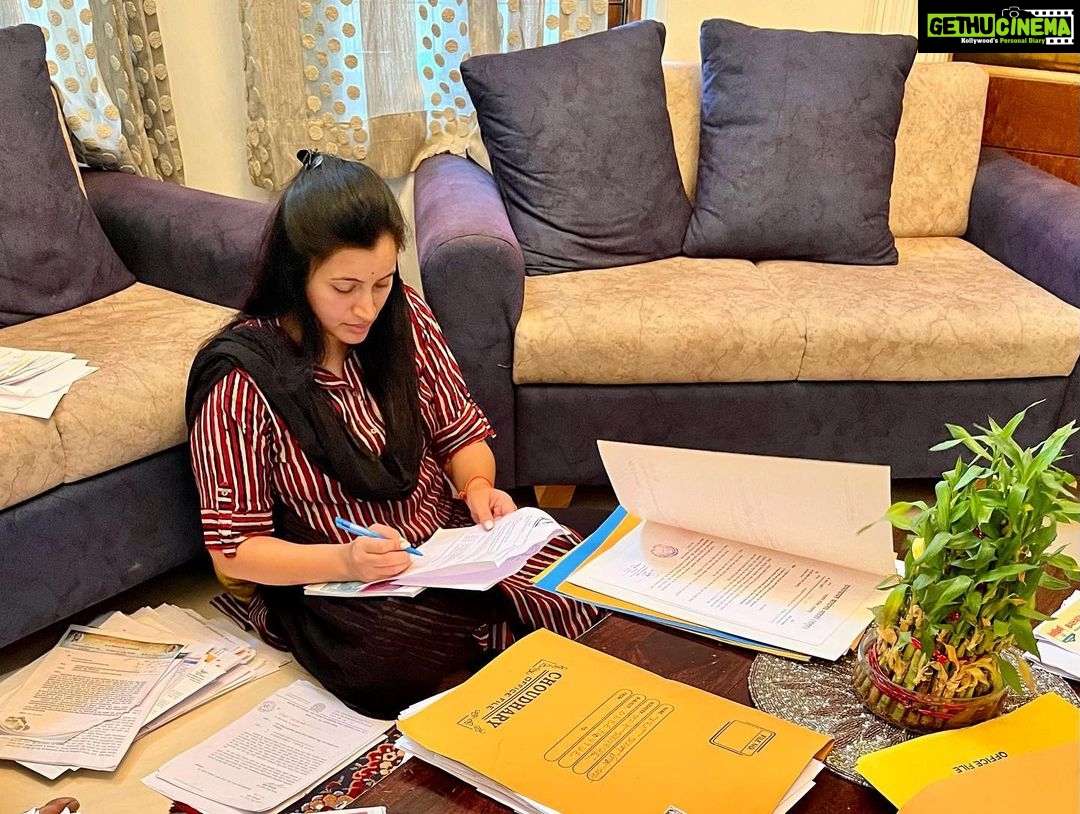 Navaneet Kaur Instagram - *हर रोज मुझे सैकड़ो लोक अपनी समस्याये तथा उनके शासकीय और निजी काम लेकर मुझे मिलते है, दीनभर के सब काम निपाटकर घर आनेके के बाद, समय निकालकर उनकी समस्या सुलझाने के लिये सभी निवेदनो का अभ्यास कर,उन्हे निपटाकर जनता को न्याय देणे का प्रयास करती हु* 🙂🙏