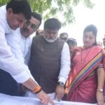 Navaneet Kaur Instagram - उद्योग मंत्री श्री उदय सामंत यांची नांदगाव पेठ पंचतारांकित एम.आय डी.सी.मध्ये भेट,उपमुख्यमंत्री तथा जिल्ह्याचे पालकमंत्री श्री देवेंद्रजी फडणवीस यांच्या विशेष सहकार्याने मंजूर झालेल्या अमरावतीच्या विकासाच्या दृष्टीने ड्रीम प्रोजेक्ट असणाऱ्या पिएम मित्रा मेगा टेक्सटाइल पार्क,भारत डायनॅमिक आदींच्या उभारणी संदर्भात विशेष आग्रहानुसार उद्योगमंत्री उदय सामंत यांचे अमरावतीत आगमन पुणे मुंबई च्या धर्तीवर अमरावती नांदगाव पेठ एम आय डी सी मध्ये स्थानिक बचत गट, छोटे उद्योजक आदींना व्यवसाय करता यावा यासाठी शासन गाळे बांधून,सर्व सुविधा उपलब्ध करून देणार, प्लग अँड प्ले योजना सुरू होणार, पाठपुरावा यशस्वी,अमरावतीत मोठे उद्योजक यावे यासाठी देशविदेशातील उद्योजकांना अमरावतीत आणून सादरीकरण करणार,उद्योजक अमरावतीत यावे यासाठी देशातील मोठ्या शहरांमध्ये रोड शो,व्हिजन अमरावती आदी आयोजित करणार_उद्योगमंत्री श्री उदय सामंत यांची नावीन्यपूर्ण कल्पना पंचतारांकित एम आय डी सी मधील रेमंड, व्हि.एच.एम, सियाराम,श्याम इंडोफेम,आदी कंपन्यांना प्रत्यक्ष भेटी देवून त्रुटी,समस्या जाणून घेतल्या,सोबतच एम आय डी सी साठी जमीन देणाऱ्या शेतकऱ्यांच्या शिष्टमंडळास भेटून त्यांच्या जमिनीचा मोबदला तात्काळ देण्याचे निर्देश उपस्थित अधिकाऱ्यांना दिले काही कंपन्या जलशुध्दीकरण न करता सरळ त्यांचे दूषित पाणी लगतच्या गावात,शेतकऱ्यांच्या शेतात सोडतात ज्यामुळे शेतजमिनी खराब होत असून शेतकऱ्यांचे नुकसान होत आहे आणि गावकऱ्यांना विविध गंभीर आजार होत असल्याचे मंत्री श्री उदय सामंत यांच्या लक्षात आणून देताच मंत्र्यांनी या संबंधात तातडीने चौकशी करून दोषींवर तात्काळ कार्यवाही करण्याचे निर्देश अधिकाऱ्यांना दिले भुसंपादीत जमिनीचा वाढीव मोबदला आणि स्थानिकांना रोजगार देण्याचा विषय मांडताच मंत्री श्री उदय सामंत यांनी 2 तासाचे अहवाल सादर करण्याचे निर्देश अधिकाऱ्यांना दिले सोबतच ग्रामीण भागातील लोकांना व्यवसाय करता यावा यासाठी खादी ग्रामोद्योग द्वारे ग्रामविकास योजना राबवून या एम आ डी सी मध्ये 500 स्केअर मीटर चे गाळे बांधून देवून सर्व सुविधा अल्पदरात उपलब्ध करून देवून ग्रामीण भागातील लघु उद्योजक,बचत गट आदींना मुख्य प्रवाहात येता यावे व शेतकऱ्यांना जोडउद्योग करता यावे जेणेकरून शेतकरी आत्महत्या कमी होतील अशी मागणी करताच मंत्री श्री उदय सामंत यांनी सदर मागणीला तात्काळ मंजुरी देवून 15 दिवसाचे आत प्रस्ताव सादर करण्याचे निर्देश अधिकाऱ्यांना दिले,सोबतच भातकुली,अंजनगाव सूर्जी,दर्यापूर,अचलपूर_ परतवाडा, धारणी या एम आय डी सी चा विकास करण्यासाठी सु