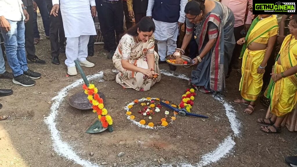 Navaneet Kaur Instagram - आदिवासी विकास विभाग नवसारी अमरावती येथे शासकीय आदिवासी मुलींचे वसतिगृह इमारत बांधकाम (13 कोटी रुपये) करण्याचे भूमिपूजन करण्यात आले, प्रमुख उपस्थिती आदिवासी विकास मंत्री आदरणीय श्री विजयकुमार जी गावित साहेब