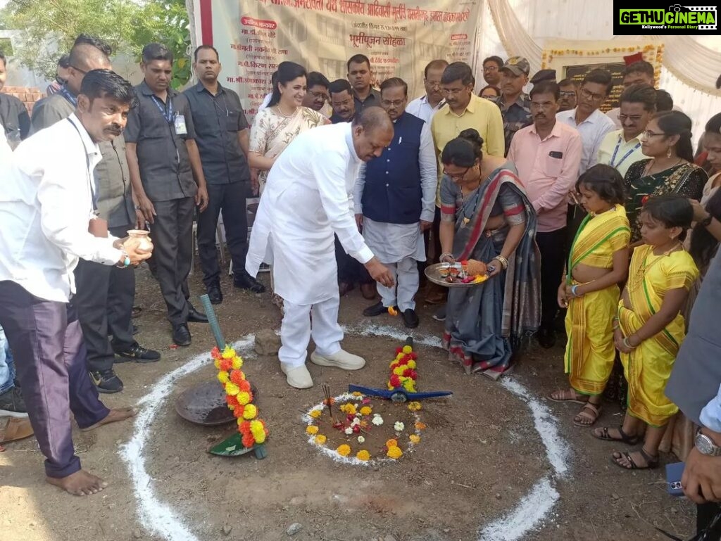 Navaneet Kaur Instagram - आदिवासी विकास विभाग नवसारी अमरावती येथे शासकीय आदिवासी मुलींचे वसतिगृह इमारत बांधकाम (13 कोटी रुपये) करण्याचे भूमिपूजन करण्यात आले, प्रमुख उपस्थिती आदिवासी विकास मंत्री आदरणीय श्री विजयकुमार जी गावित साहेब