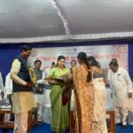 Navaneet Kaur Instagram - ज्ञानदानाचे पवित्र कार्य करून नवी पिढी घडवणाऱ्या शिक्षकांचे अखिल महाराष्ट्र प्राथमिक शिक्षक संघ, अमरावती च्या वतीने आयोजित शिक्षक महाअधिवेशनात उपस्थित राहून शिक्षक बंधू भगिनी च्या समस्या जाणून घेतल्या व शासन दरबारी शिक्षकांची बाजू योग्य रीतीने मांडून त्या सोडविण्याचे अभिवचन दिले